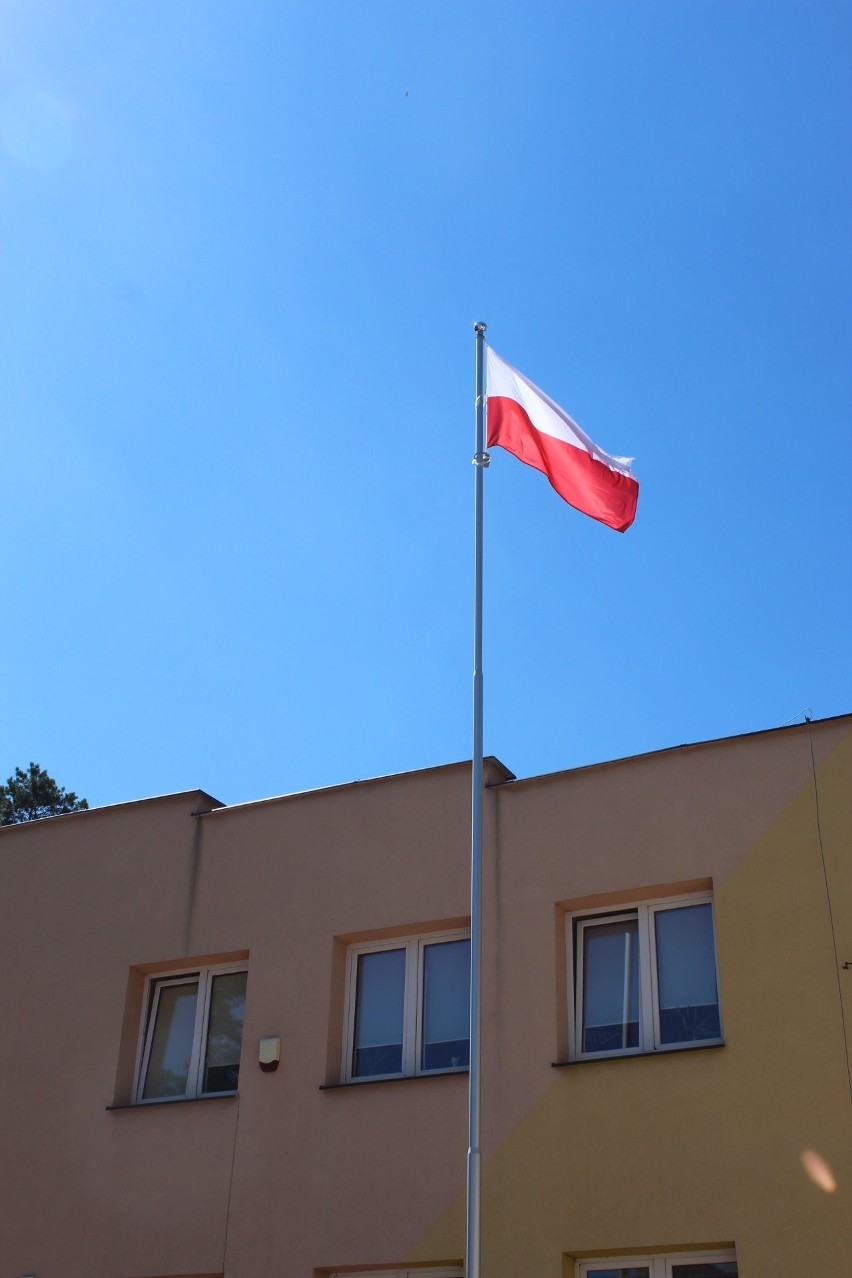 Flaga Rzeczypospolitej Polskiej na nowym maszcie obok Urzędu Gminy w Bałtowie. Wszystko dzięki głosom mieszkańców