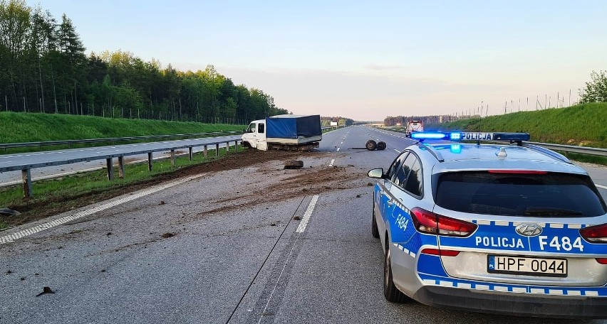 Na autostradzie A1 koło Radomska bus uderzył w bariery....