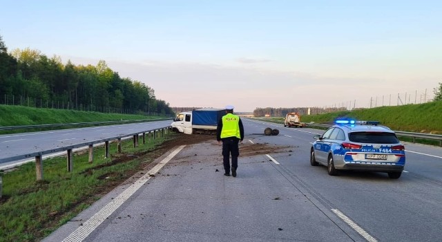 Na autostradzie A1 koło Radomska bus uderzył w bariery. Policja szuka kierowcy