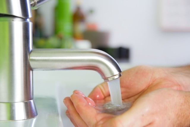 Sprawdź, jak poprawnie umyć dłonie. Kilka prostych kroków pomoże w utrzymaniu czystości. >>>ZOBACZ WIĘCEJ NA KOLEJNYCH SLAJDACH