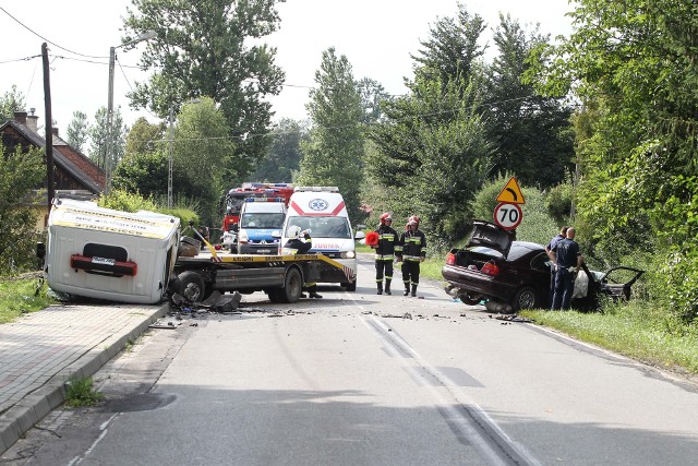 Pięć osób zostało rannych w wypadku, do którego doszło w miejscowości Hyżne w powiecie rzeszowskim - informują policjanci.Do wypadku doszło ok. godz. 16 w Hyżnem, na drodze wojewódzkiej nr 878. Ze wstępnych ustaleń wynika, że kierujący BMW, na łuku drogi zjechał na przeciwny pas i uderzył w samochód pomocy drogowej.Rannych zostało 5 osób. 25-letnia mieszkanka gminy Boguchwała i 24-letni mieszkaniec powiatu strzyżowskiego, którzy podróżowali BMW. Obrażenia odnieśli również, 26-letni kierujący mercedesem i jego 49-letni pasażer, mieszkańcy gminy Tyczyn. Najciężej ranny 25-latek, kierowca BMW, przetransportowany został do szpitala Lotniczym Pogotowiem Ratunkowym. Aktualizacja, wtorek godz. 11.23W poniedziałek wieczorem w szpitalu, w wyniku odniesionych obrażeń zmarł kierowca BMW, mieszkaniec gminy Tyczyn.