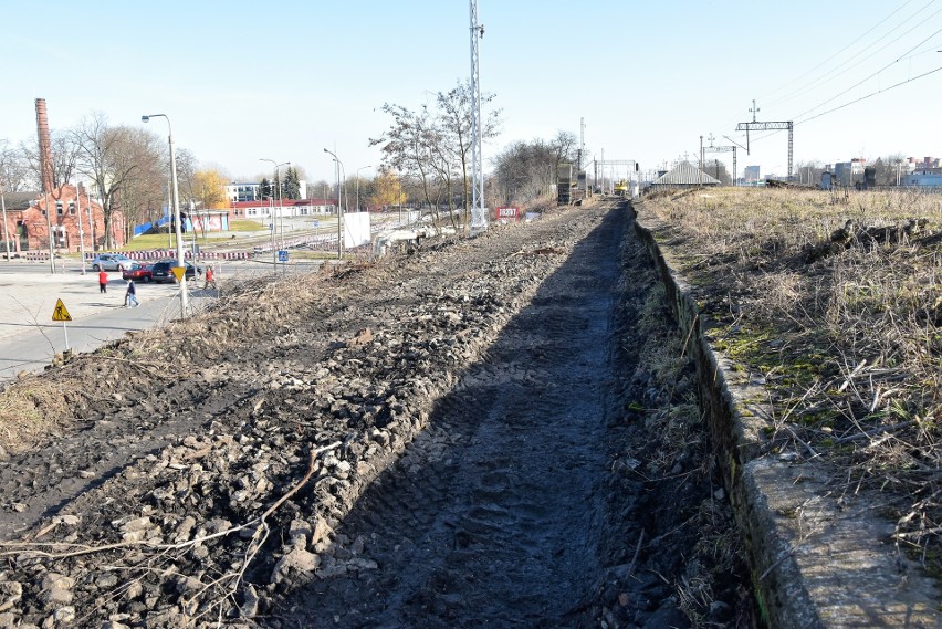 Prace na wiadukcie przy stacji Opole Wschodnie są prowadzone...