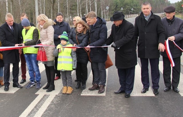 Tradycyjnie przecięto biało-czerwoną wstęgę, a jako pierwsi dokonali tego uczniowie szkoły w Sołtykowie w towarzystwie zaproszonych gości oraz władz powiatu.