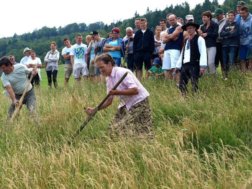 Kobiety także sprawnie radzą sobie z kosą.