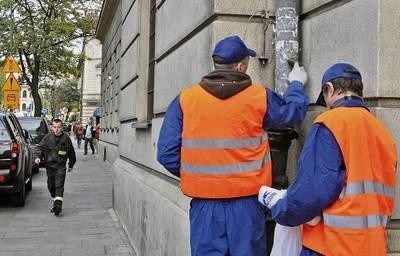 Więźniowie zajmowali się m.in. usuwaniem nielegalnych plakatów i ulotek FOT. ANNA KACZMARZ