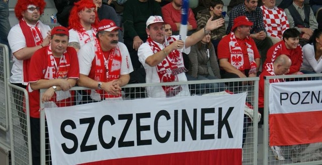 Historyczna już flaga z napisem "Szczecinek&#8221;, która jeździ z naszymi kibicami na wszystkie mistrzostwa z udziałem Polaków.