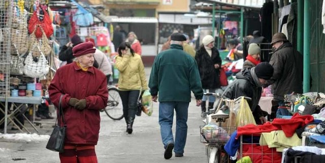 Na targowisku przy ul. Królowej Jadwigi zawsze jest wielu klientów. Można tu kupić m. in. żywność, ubrania i sprzęty gospodarstwa domowego.