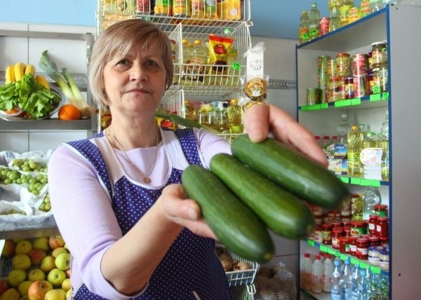 - Wieść o zatrutych ogórkach z zagranicy budzi strach. Klienci kupują ich mniej, a warunkiem jest by pochodziły z polskich plantacji &#8211; mówi Zofia Rogulska.