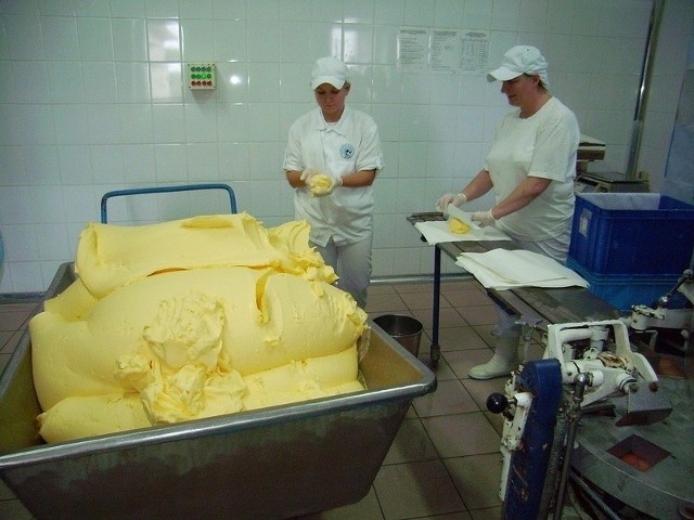 Produkcja i ręczne pakowanie masła w Jędrzejowskiej Sp&oacute;łdzielni Mleczarskiej w Wodzisławiu. 2010 rok.