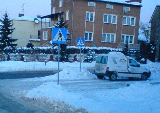 Właściciel stawiający samochód przed swoim domem,  zupełnie nie przejmuje się pieszymi.