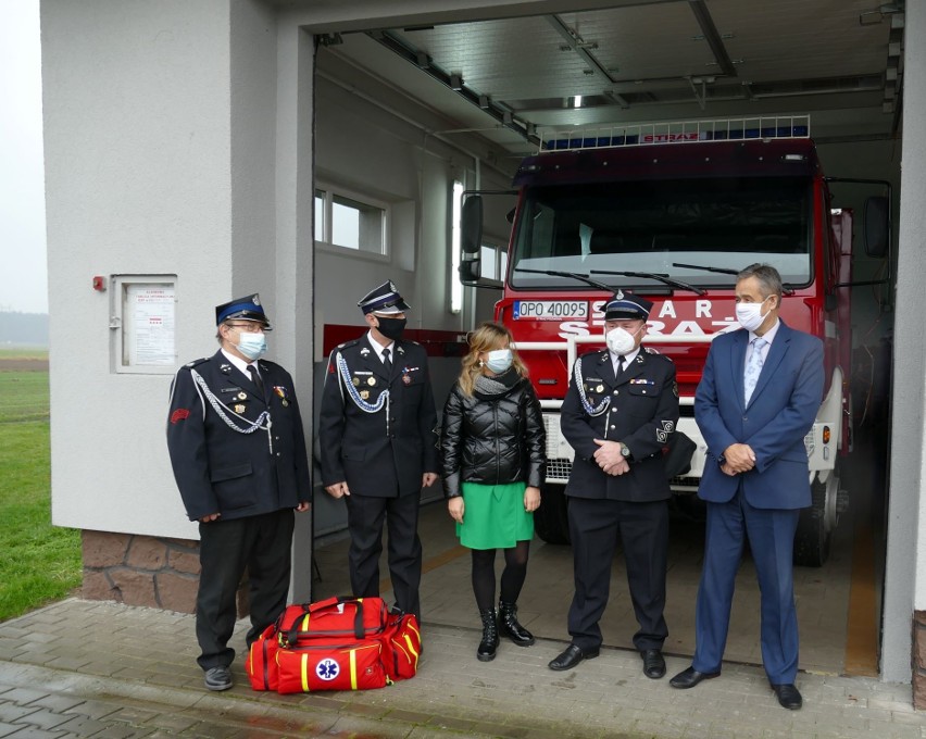 KRUS przekazuje opolskim strażakom torby ze sprzętem do pomocy przedmedycznej