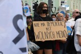 Protest "Wolne Media - Wolni Ludzie - Wolna Polska" w Częstochowie. W alei NMP zebrało się około dwustu osób