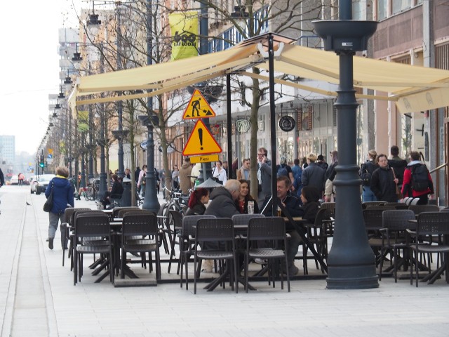 Na ulicy Piotrkowskiej pojawiły się pierwsze ogródki gastronomiczne.