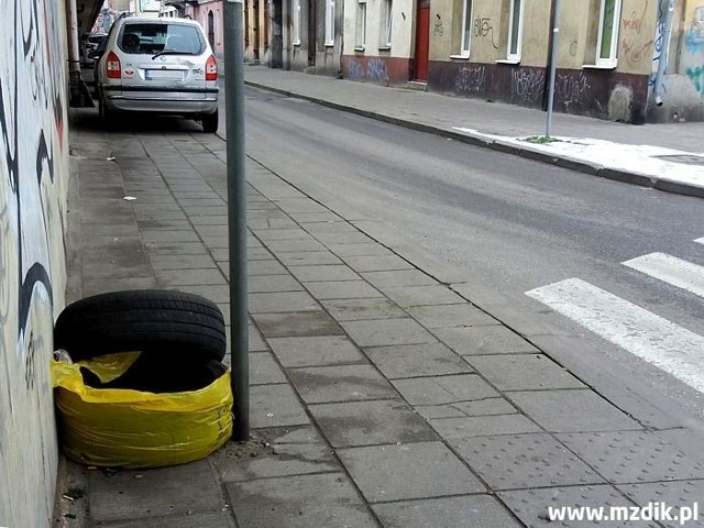 Radomianie wyrzucają stare opony gdzie popadnie.