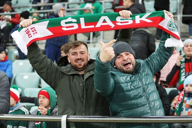 Śląsk Wrocław - Lecha Poznań 0:1 [ZDJĘCIA KIBICÓW 1.04.2022]. Ponad 14 tys. kibiców oglądało piątkowy mecz Śląska z Lechem na Tarczyński Arena. Do Wrocławia przyjechała duża grupa kibiców "Kolejorza". Byłeś na meczu? ZNAJDŹ SIĘ NA ZDJĘCIACH!WAŻNE! Do kolejnych zdjęć przejdziesz za pomocą strzałek obok lub gestów na Twoim telefonie.