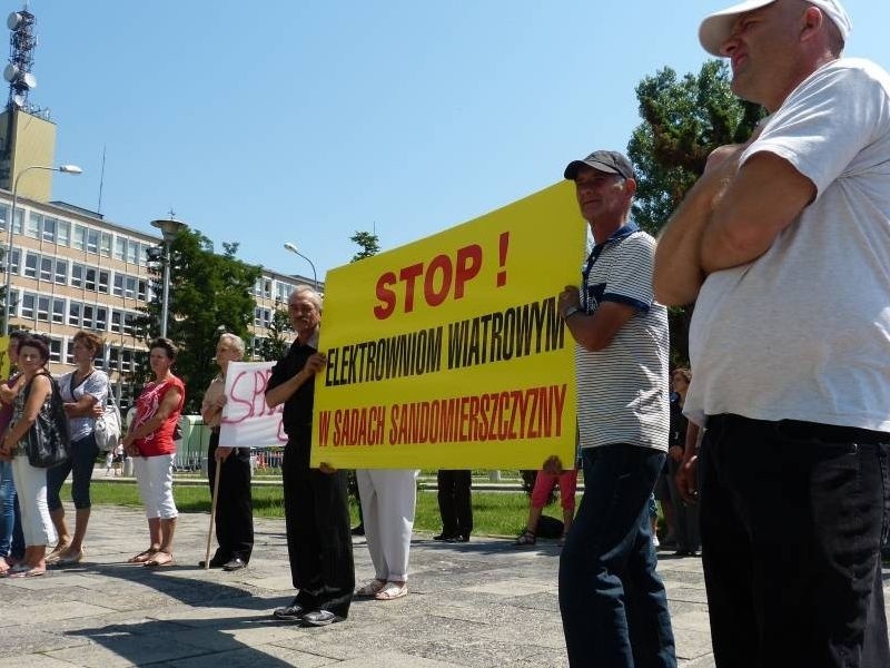 Demonstracja przed Urzędem Wojewódzkim w Kielcach ( zdjęcia, video)