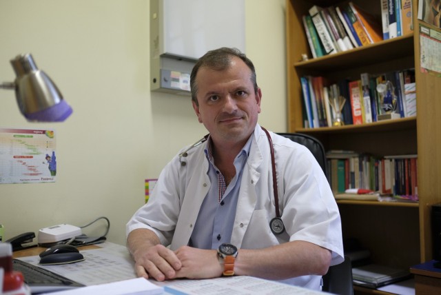 Dr Dariusz Włochacz, internista i lekarz medycyny rodzinnej, pracuje w Wojskowej Specjalistycznej Przychodni Lekarskiej w Toruniu. Jest obecnie liderem kategorii Lekarz rodzinny w plebiscycie „Złoty Stetoskop”