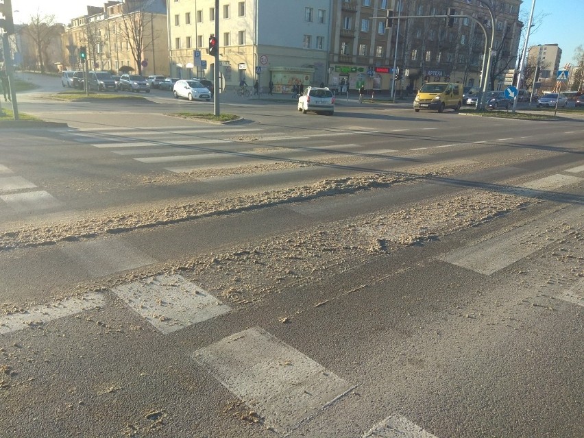 W Kielcach piesi ślizgali się na przejściu, jezdnia Tarnowskiej pokryta dziwną masą 
