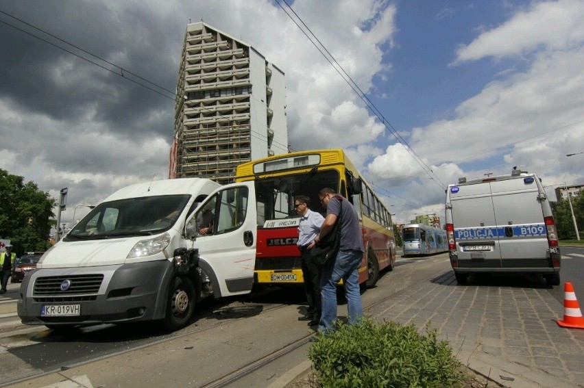 Wypadek na placu Grunwaldzkim. Bus wjechał w autobus MPK (ZDJĘCIA)