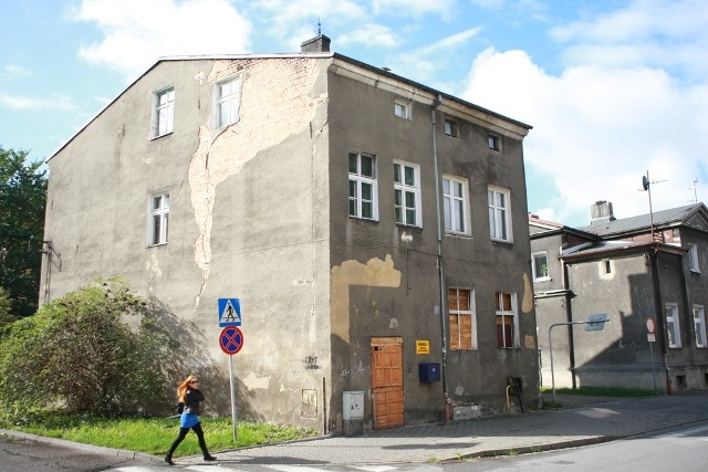 Za budynkiem widocznym na zdjęciu zbierają się bezdomni. Według naszego czytelnika, zaczepiają oni przechodniów. 