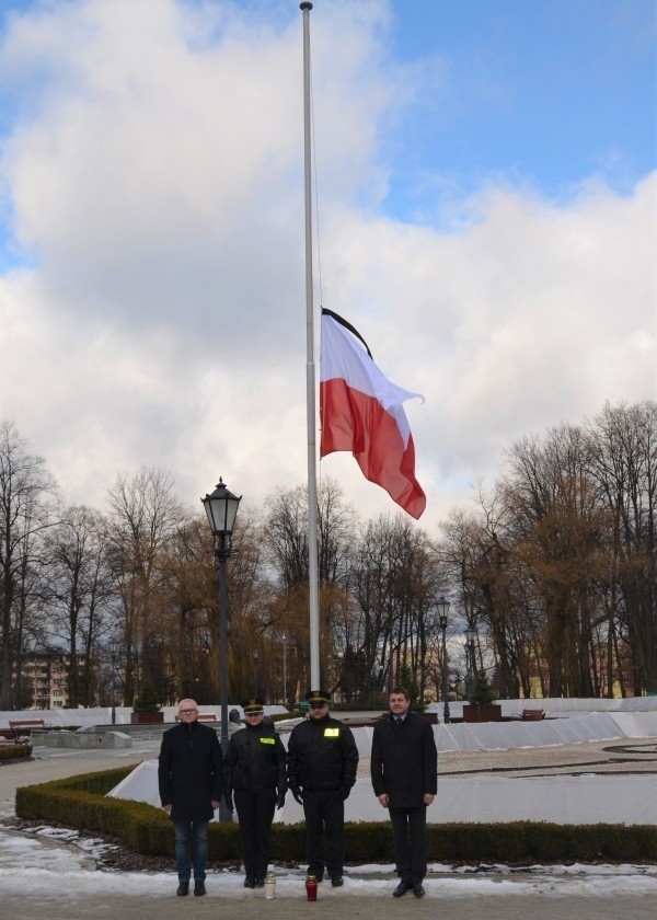 W Końskich flaga Polski przed Urzędem Miasta została opuszczona do połowy