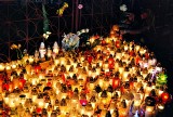 Tragiczny pożar w escape roomie w Koszalinie [4.01.2019] Znicze, kwiaty, pluszaki i przejmująca cisza. Koszalin w żałobie [NOWE ZDJĘCIA]