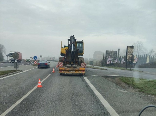 Na zakopiance w Krzyszkowicach ciężarówka blokuje pas drogi w kierunku Krakowa
