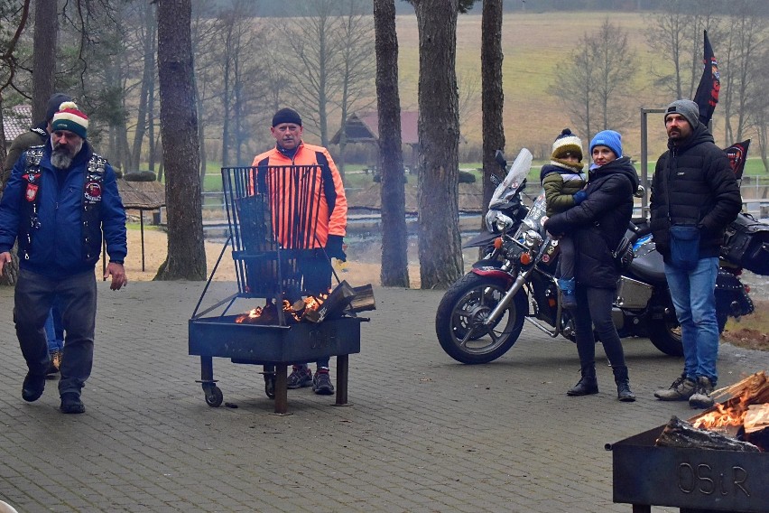 Motobieg nad Lednikiem w Miastku. Udział wzięli prawdziwi twardziele. Pogoda nie rozpieszczała | ZDJĘCIA