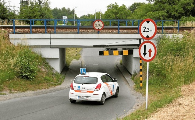 Na modernizacje okolic wiaduktu i przejazdu kolejowego między ulicami Miłocińską i Warszawską rzeszowscy radni zarezerwowali pół miliona złotych. Powstanie tu chodnik i oświetlenie.