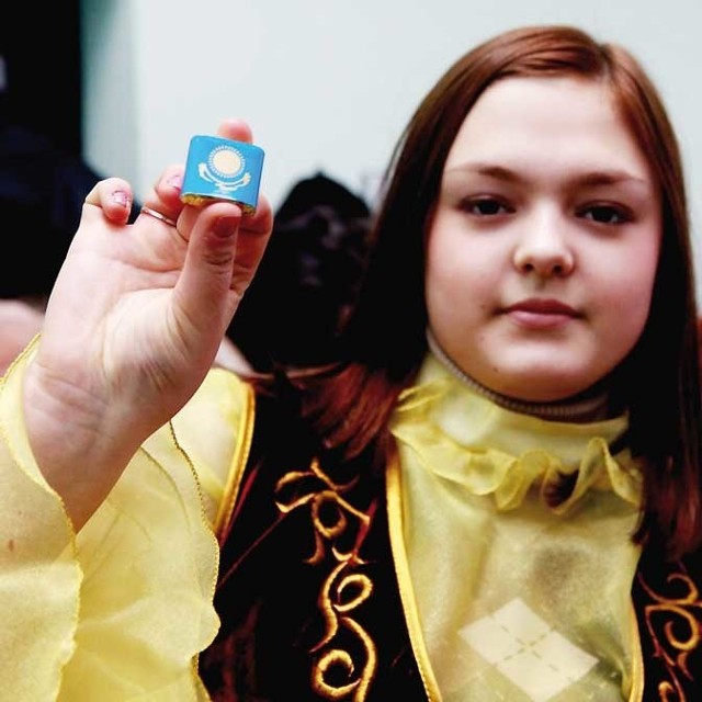 Arina Zasorina z miniaturową flagą Kazachstanu.