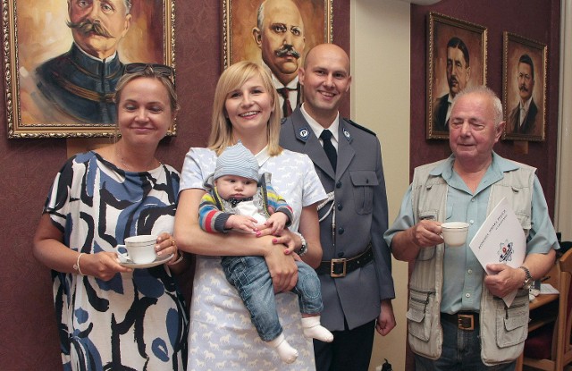 Grudziądzki policjant, Szymon Nowicki, awansowany na młodszego aspiranta, świętował z żoną Patrycją, synkiem Tymonem i ojcem Bolesławem