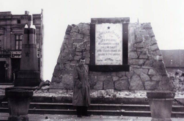 Pod postumentem zburzonego pomnika Armii Czerwonej wołczynianie chętnie robili sobie pamiątkowe zdjęcia.