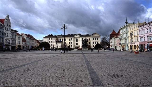 Stary Rynek wyludniony o godzinie 12Zamknięte Sklepy