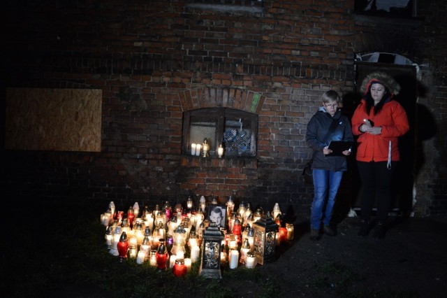 Lęborczanie spotkali się przed spaloną kamienicą przy Pileckiego, aby uczcić pamięć zmarłego 13-latka