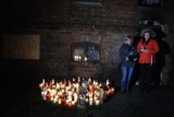 Mieszkańcy Lęborka opłakują śmierć 13-letniego Janka. Spotkali się przy spalonej kamienicy, w której mieszkał chłopiec [zdjęcia]