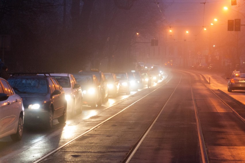 Niebezpiecznie na krakowskich drogach. Korki i kolizje. IMGW ostrzega przed gęstą mgłą [ZDJĘCIA]