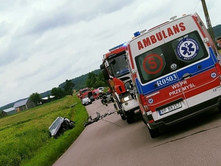 Wypadek w Łukawcu. W zderzeniu dwóch osobówek poszkodowane zostały trzy osoby [ZDJĘCIA] 