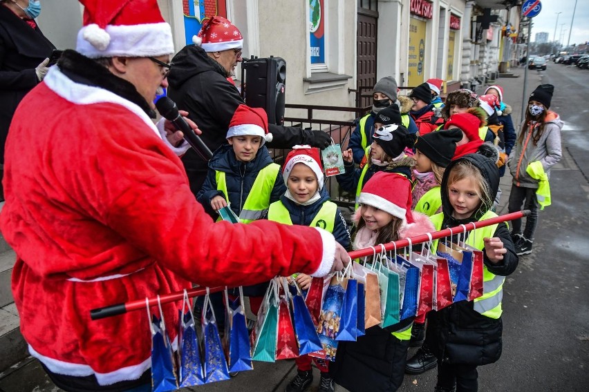 Mieszkańcy Okola tradycyjnie otrzymali słodkie podarunki od...