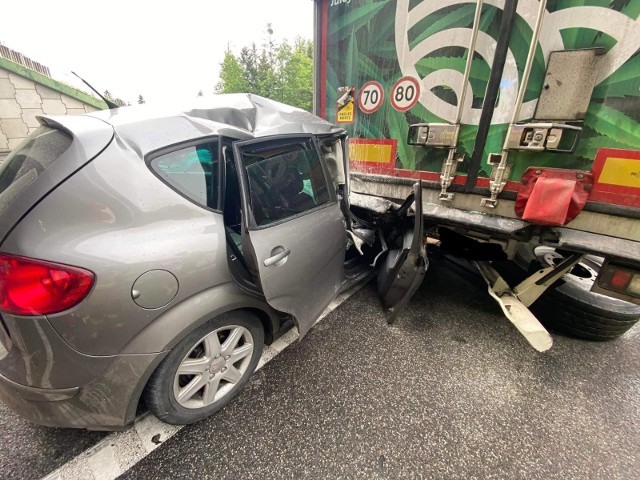 Na trasie S-7 między Suchedniowem i Skarżyskiem doszło do groźnej kolizji. Kierowca osobowego seata trafił do szpitala.