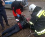 W Warce mężczyzna wpadł do głębokiej studni. Ratowali go policjanci, a strażacy wyciągnęli z wody. Wyziębiony 60-latek trafił do szpitala