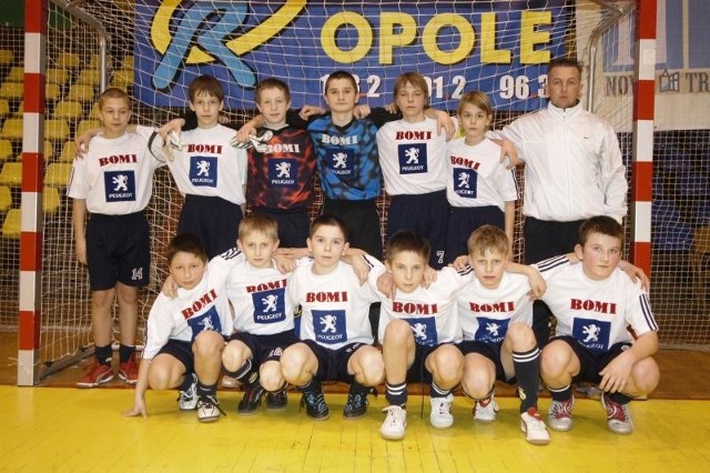 Mistrzowie kategorii V-VI klasa PSP - Rodlo III - od lewej: Sebastian Andrzejczak, Marcin Bulkiewicz, Maciej Monakowski, Rafal Lukomski, Adam Michalowski, Filip Kolarski, trener Tomasz Ciastko; dolny rząd od lewej: Dominik Jackiewicz, Krzysztof Jerzewicz, Tomasz Suchecki, Marcin Gackowski, Oliwer Studenny, Kamil Gierlach.