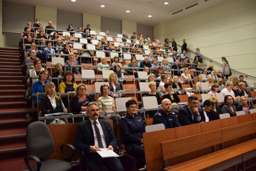 Cyberbullying i inne zagrożenia w sieci na konferencji w Kielcach