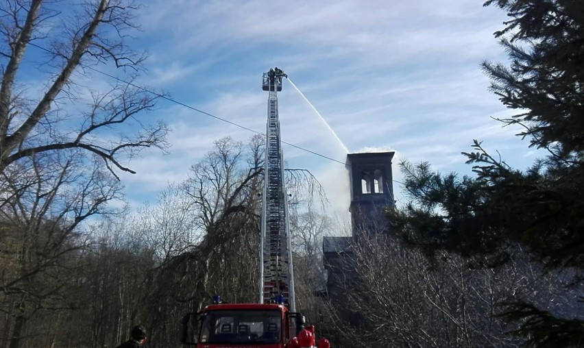 24 marca. Pożar pałacu w Kończewie w gminie Kobylnica...