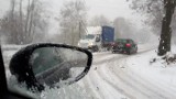 Atak zimy na Śląsku. Śnieżyce i wichury paraliżują ruch w całym województwie. Na drogach mnóstwo kolizji i wypadków. Warto zdjąć nogę z gazu