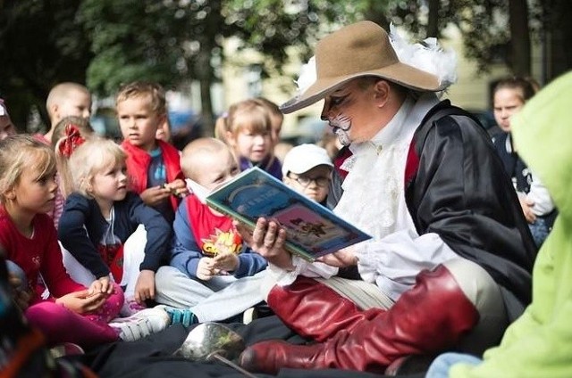 Festiwal bajek przed słupską biblioteką.