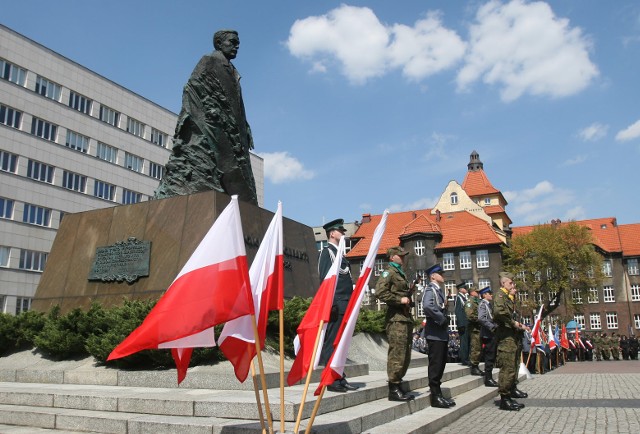 Punkt 6: Powstania śląskie nie mogą przysłonić faktu, że najważniejsze było warszawskie, a po nim styczniowe.Ilu polskich prezydentów czy premierów przyjeżdża na Śląsk czcić rocznicę I, II lub (przede wszystkim) III powstania?  Dzieje się to na tyle okazjonalnie, że np. wizyta Bronisława Komorowskiego na Górze św. Anny w 2011 roku przyjmowana jest jak dziejowy zaszczyt, choć powinna być coroczną powinnością. Choćby przez wzgląd na jakąkolwiek symetrię historycznych hołdów. Na Śląsku z honorami obchodzi się rocznice powstania warszawskiego. Bywały lata, gdy powstanie styczniowe, bez znaczenia dla Śląska, było na Śląsku traktowane poważniej niż powstanie śląskie w Warszawie. Jakakolwiek część dziejów Śląska, która nie jest powiązana z dziejami Rzeczypospolitej, jest przez decydentów traktowana po macoszemu. Na usprawiedliwienie decydentów wspomnijmy jednak, że tej historii nie ma w podręcznikach.