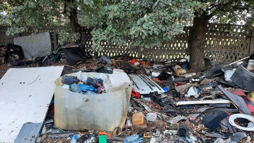 „Bajzel na kółkach”, czyli wysypisko śmieci przy ul. Sokalskiej na Nowym Mieście. Interweniowali strażnicy miejscy