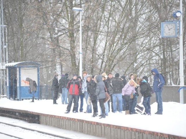 &#8211; Jeśli już musimy czekać, to przynajmniej chcemy wiedzieć, jak długo &#8211; mówią pasażerowie korzystający ze stacji Opole Zachodnie.