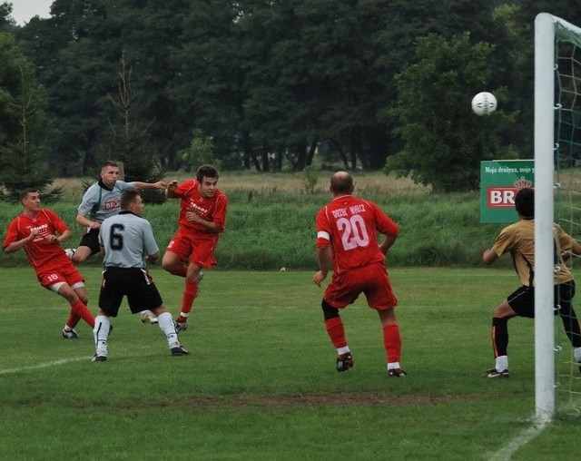 Piłkarze Leśnika zrewanżowali się graczom Orła (czerwone stroje) za porażkę 1:3 w rundzie jesiennej.