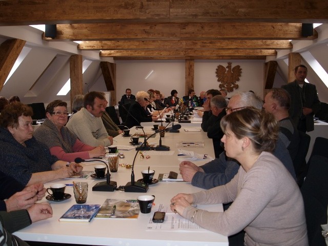 Radni i sołtysi spotkali się po raz pierwszy w nowej sali konferencyjnej, powstałej na strychu ratusza w Białym Borze.